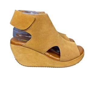 Volatile Womens Tan Suede Wedge Ankle Strap Peep Toe Sandals Size 7